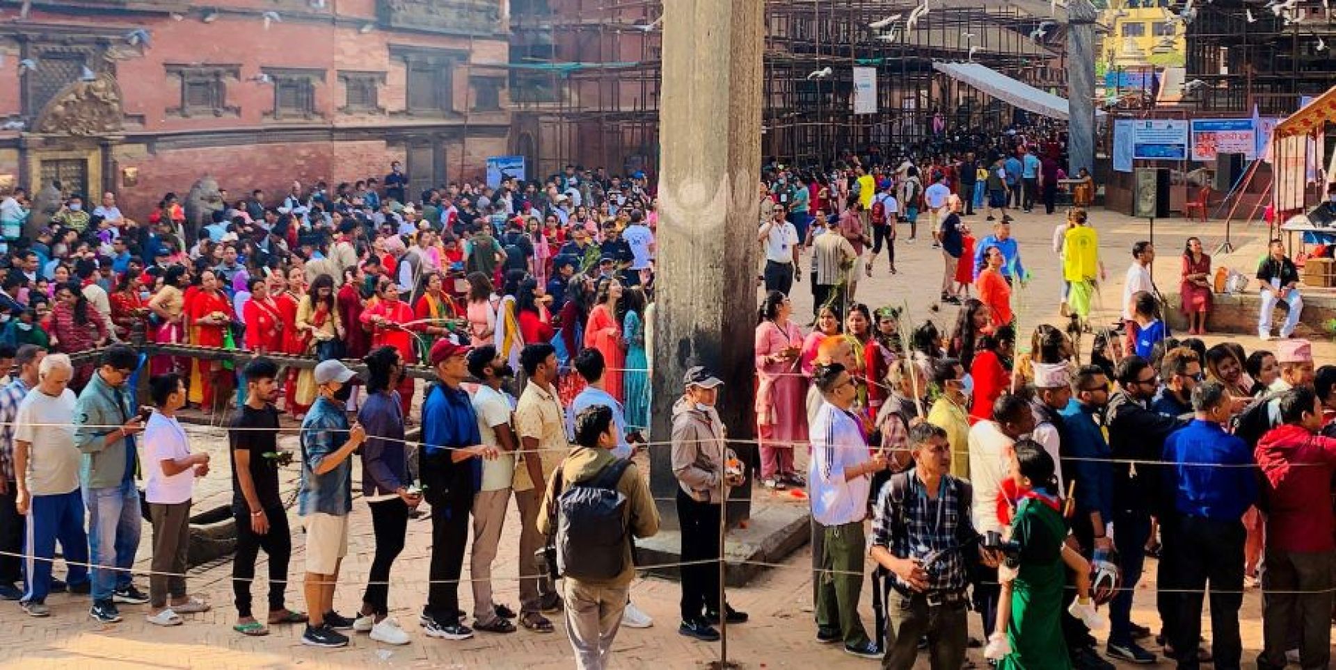 पाटनको कृष्ण मन्दिरमा भक्तजनको घुइँचो